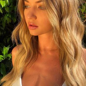 Erika Costell caliente con sunlingt