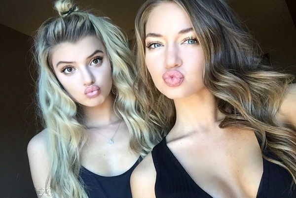 Selfie de Erika Costell y Alissa Violet