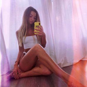 Erika Costell caliente selfie
