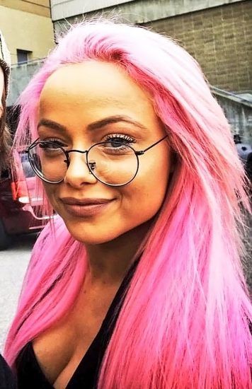 Liv Morgan cabello rosado