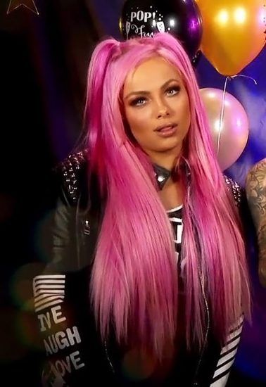Liv Morgan sexy cabello rosa